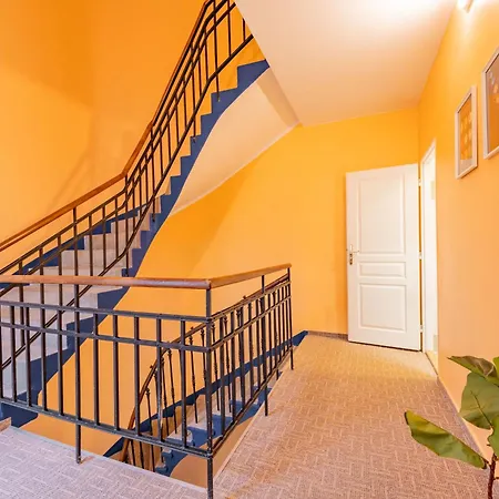 Vandrerhjem Stellar Female Prag